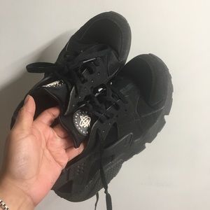 Nike black huarache style sneakers